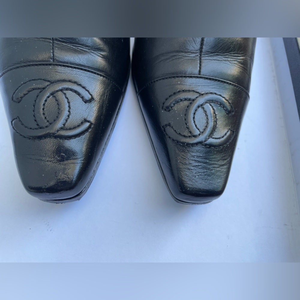 Authentic Vintage Chanel black leather boots with CC logo - Picture 6 of 15